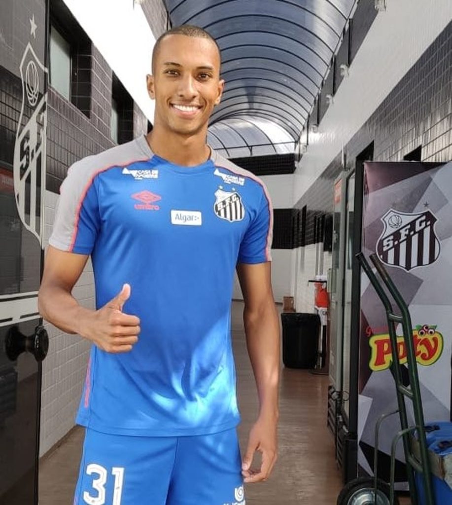 Lucas Braga já treina mas contrato atrasa primeira chance no Santos