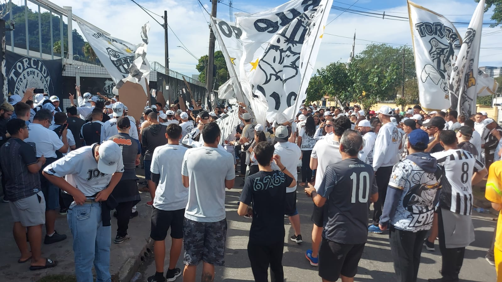 Pipoca caixões e xingamentos Torcida do Santos protesta no CT e pede