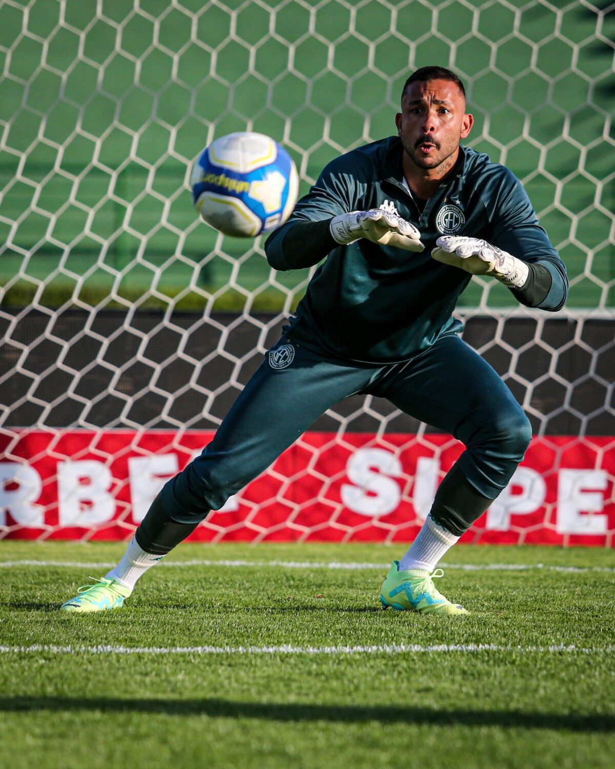 Emprestados do Santos Vladimir chama árbitro de maconheiro Jhonnathan