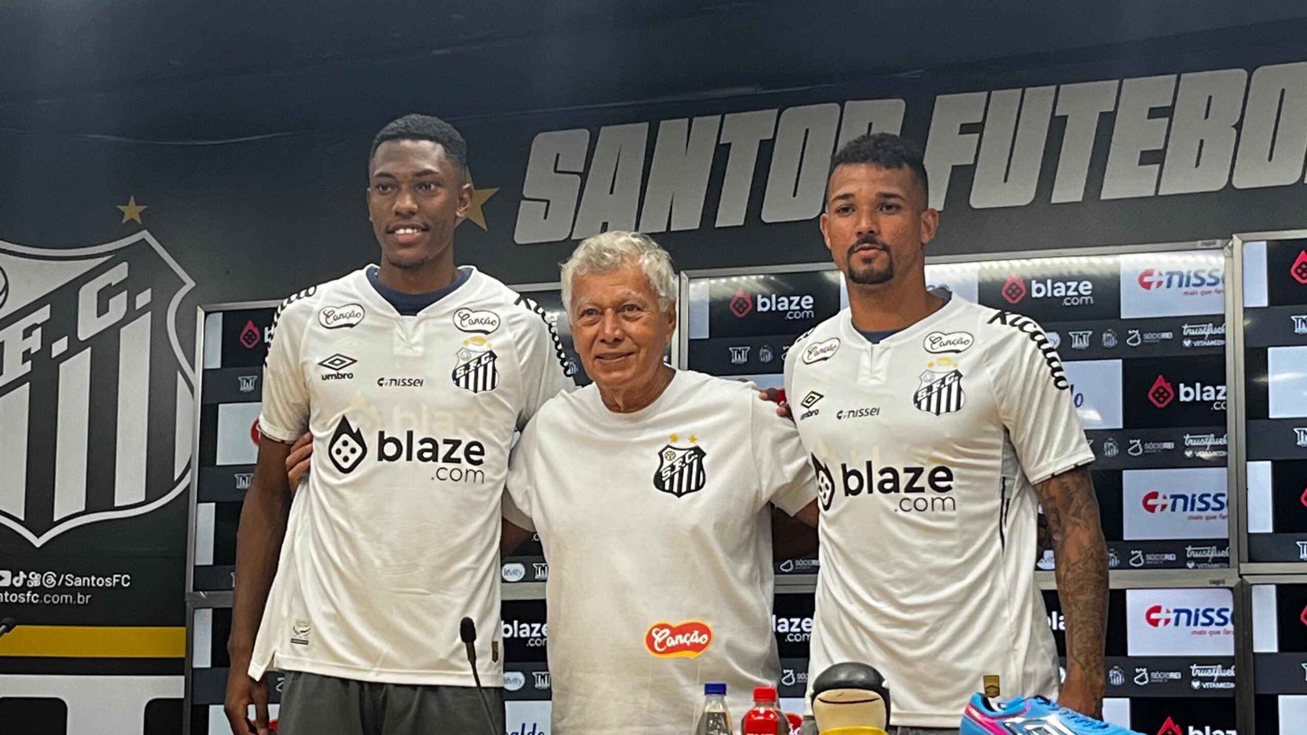 Zagueiros Luisão e Zé Ivaldo são apresentados pelo Santos Diário do Peixe