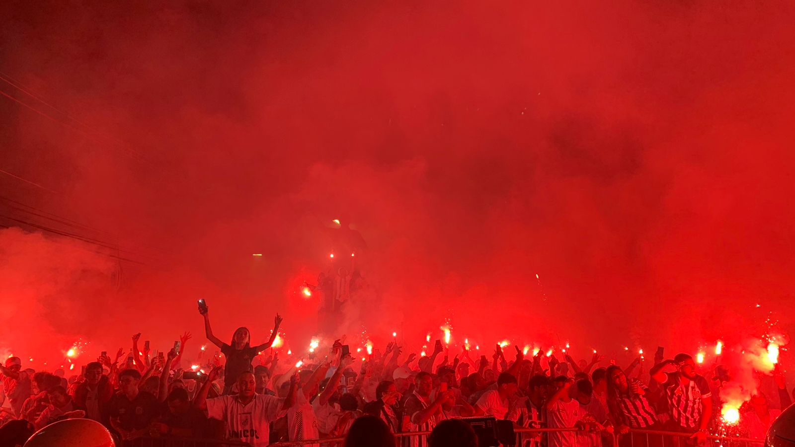 Santistas preparam 'corredor de fogo' para primeiro jogo em casa