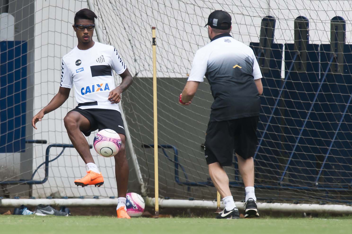 Bruno Henrique treina com óculos para prática de esporte