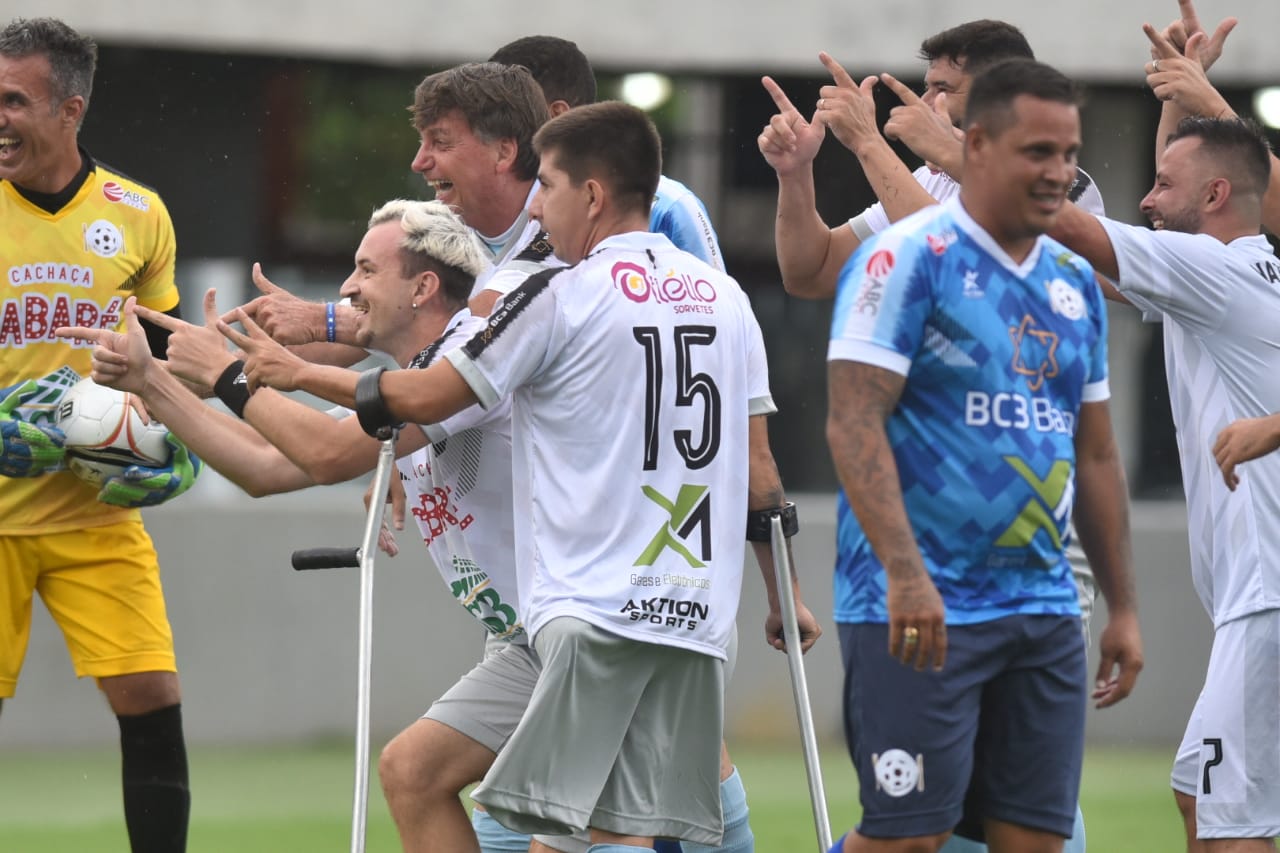 Bolsonaro participa de partida beneficente de futebol em Santos, Política