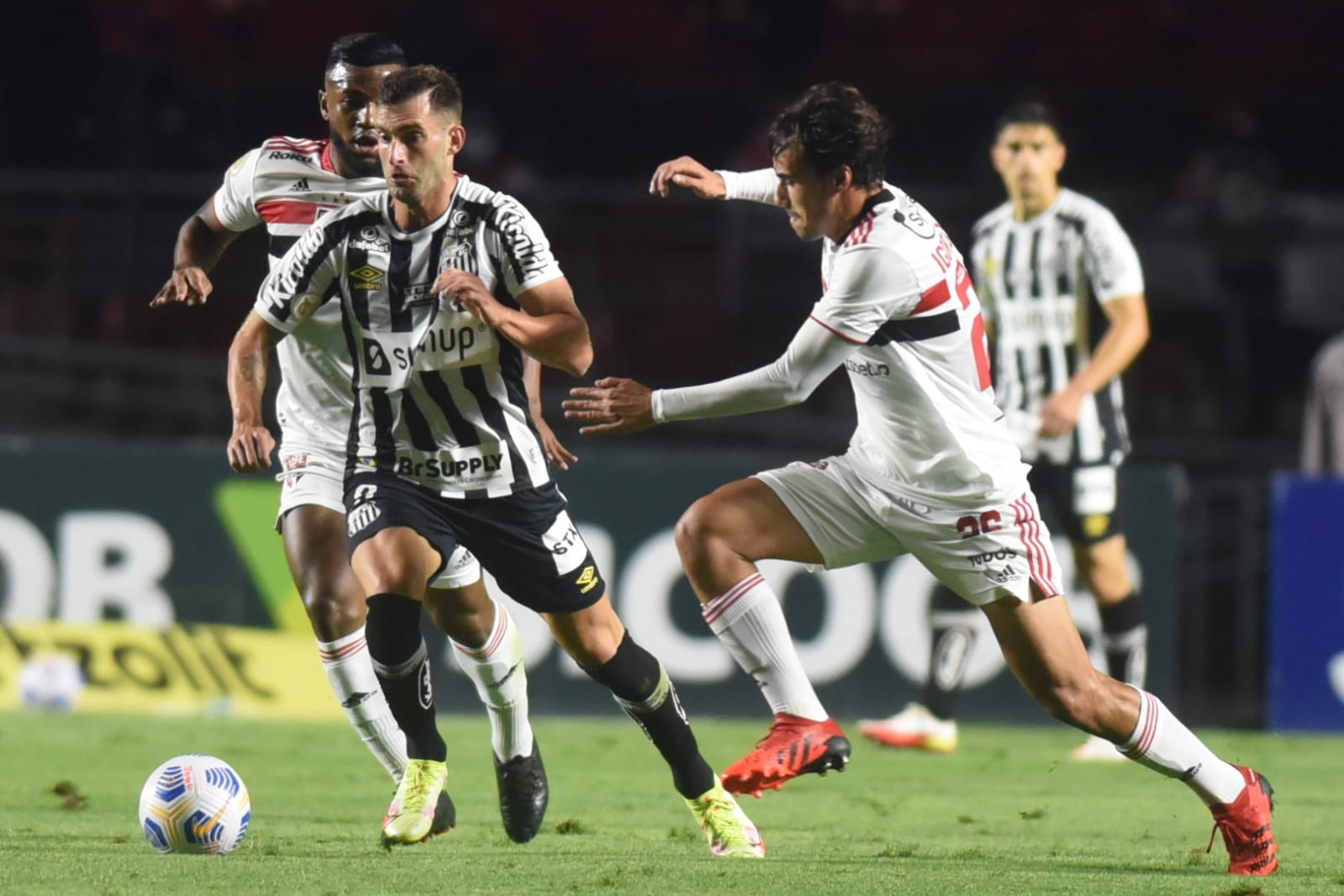 Com gol de pênalti marcado pelo VAR, Santos vence o São Paulo no