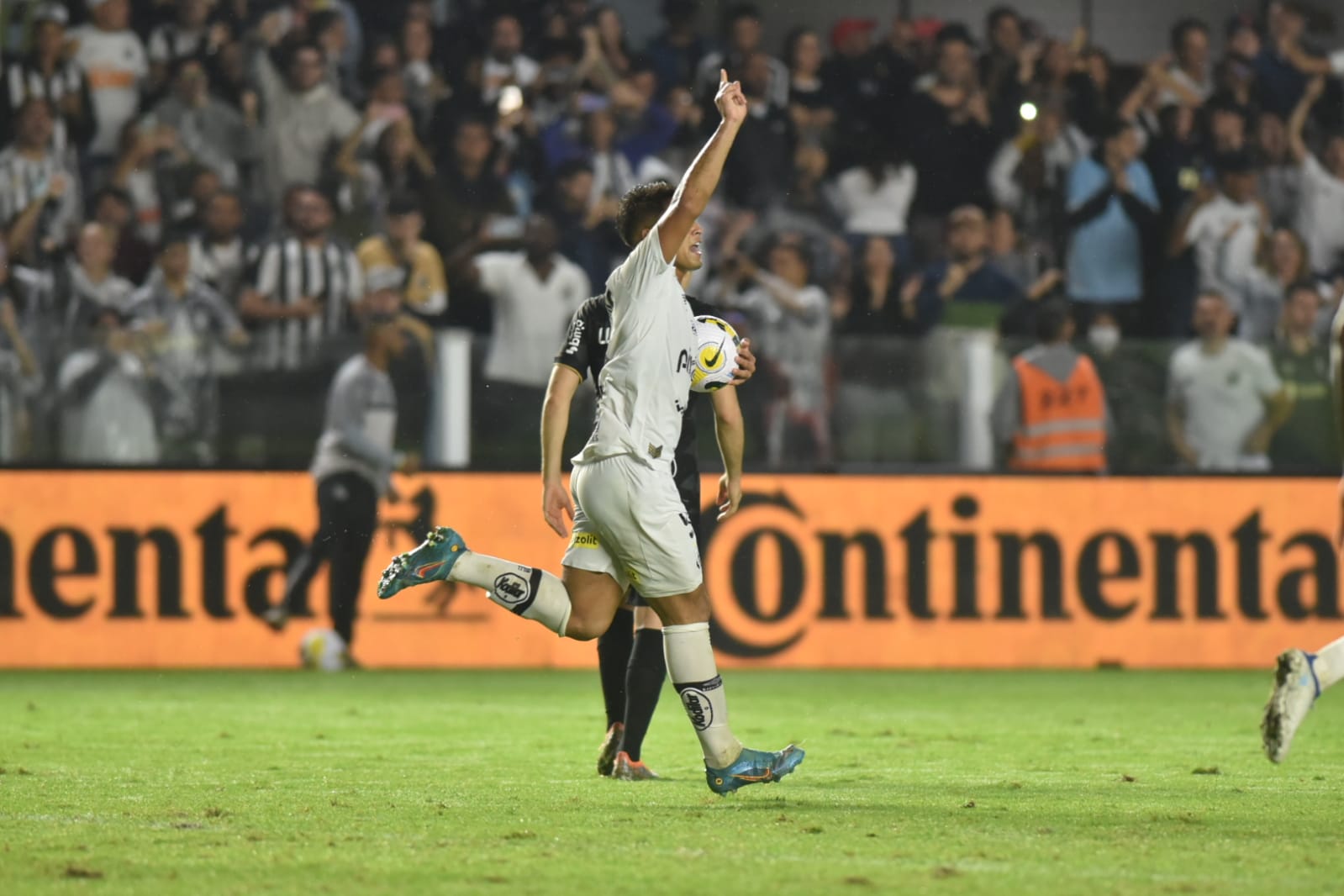 Corinthians arrasa Santos e está com um pé na final do Brasileiro