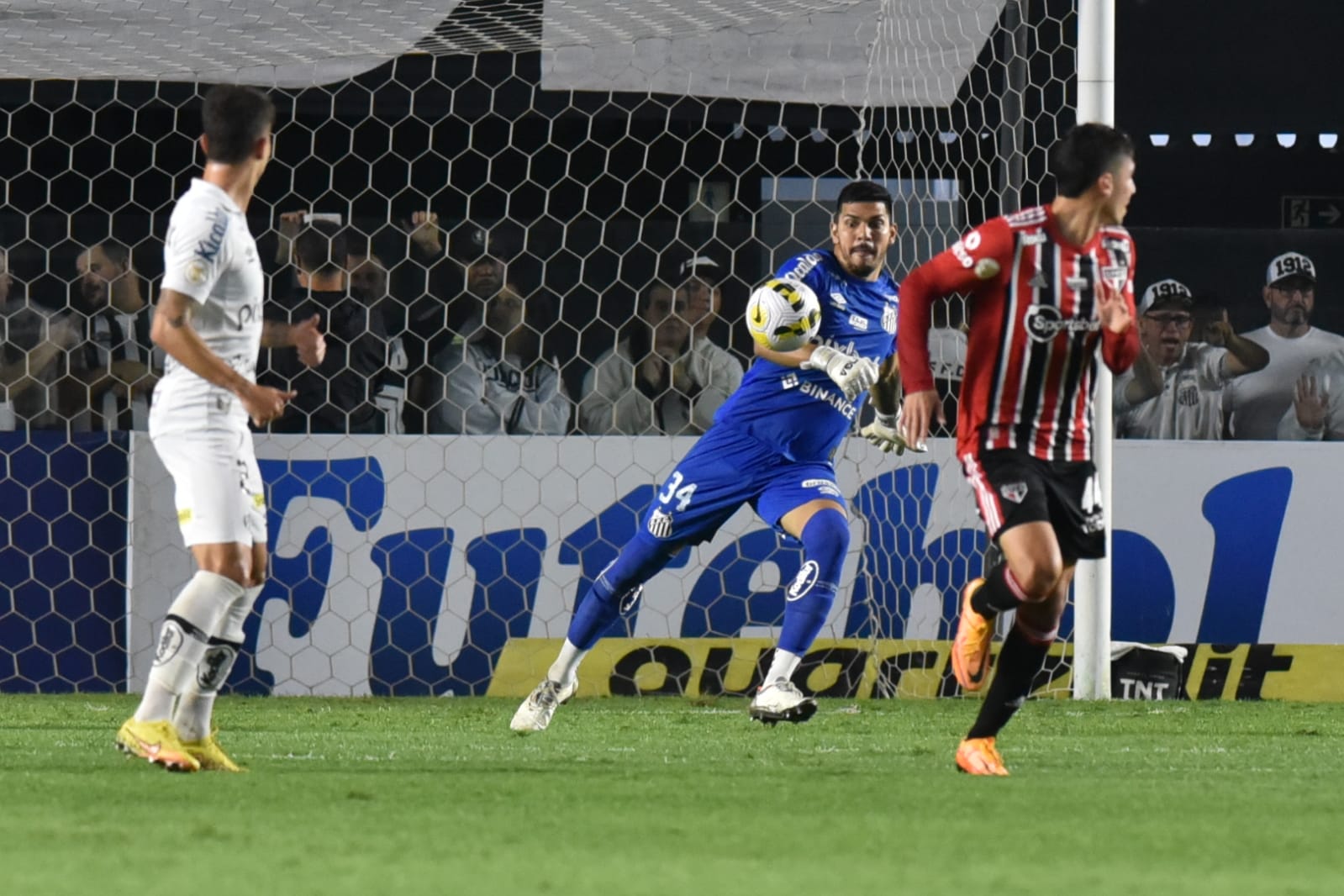 João Paulo está entre os goleiros com mais defesas no Brasileirão –  Santistas