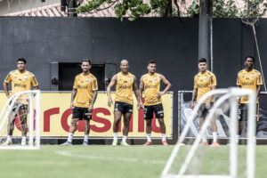 Nacional recebe torcida no primeiro treino de olho na temporada de