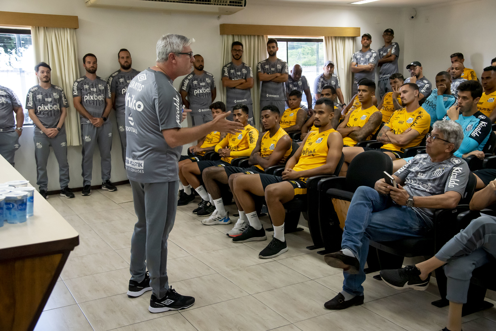 Multa, caráter e tempo seguram Odair Hellmann no comando do Santos - Diário  do Peixe