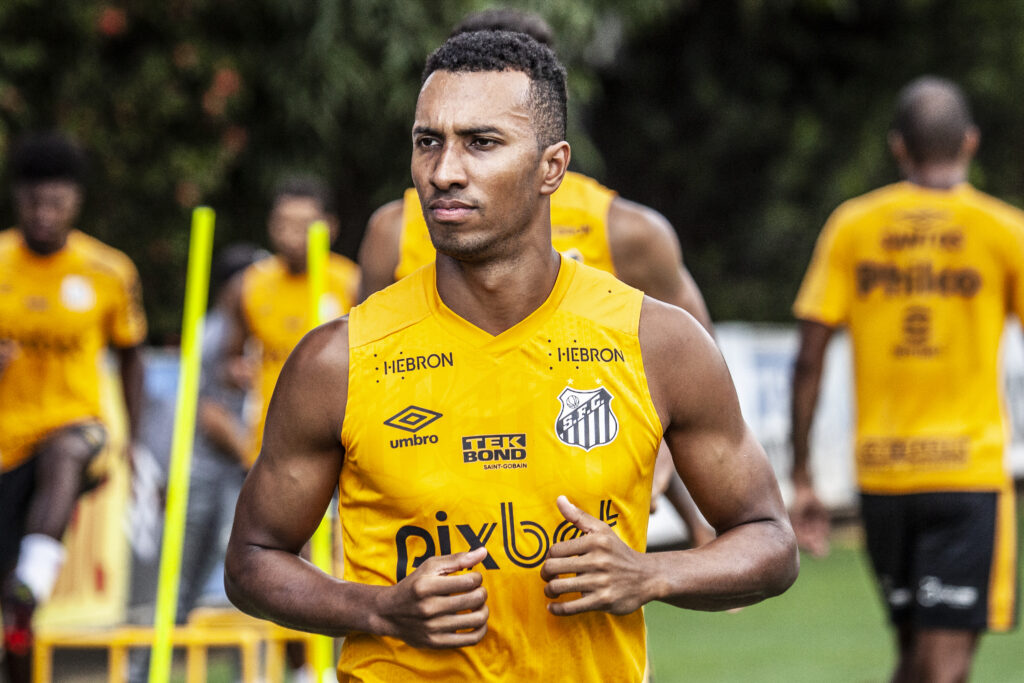 Wesley se destaca em treino e deve ser titular no clássico com o Santos