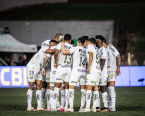 Foto de perfil lateral de uma jovem muito triste encantadora