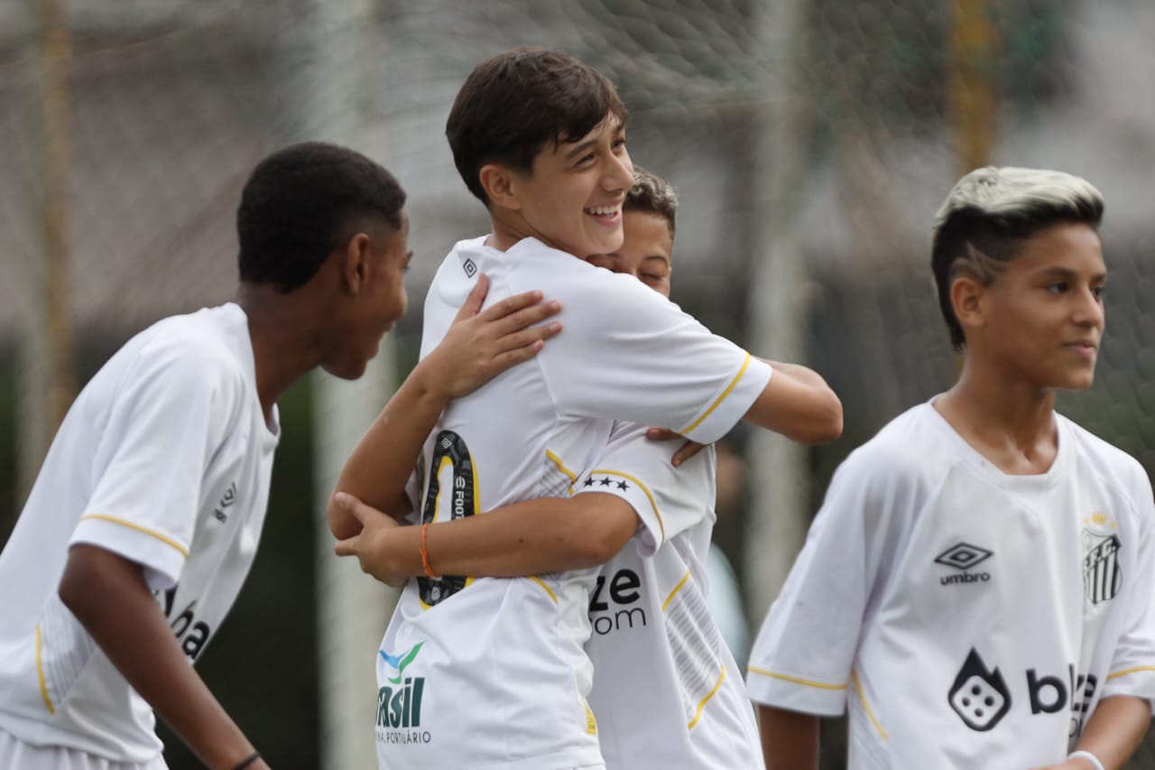 Reforço do Sub-14 do Santos já trocou camisa com promessa antes de chegada  ao clube