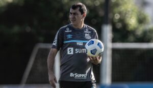 Santos negocia contratação de Carille para temporada na Série B