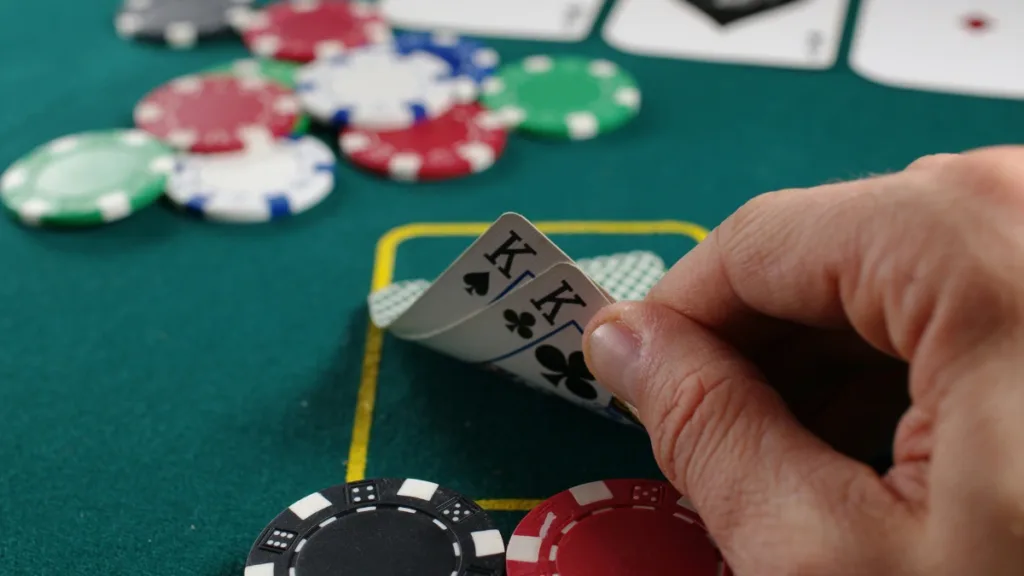 As Mãos no Poker Online