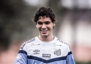 Santos reintegra Dodô ao elenco profissional e avalia inscrever o jogador no Paulistão após problemas na lateral.