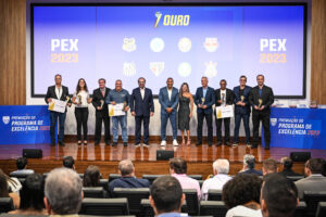 Santos recebe prêmio da FPF por excelência em gestão em 2023 