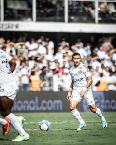 Meia Serginho comemora reestreia com a camisa do Santos