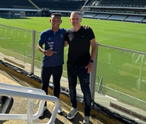 Santos assina primeiro contrato profissional com artilheiro do Sub-17