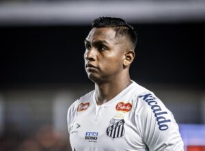 Morelos quer ficar no Santos, mas clube procura interessados no atacante