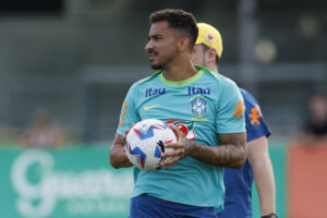 Danilo cita Santos e Flamengo como prioridades em possível retorno ao Brasil