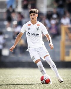 Samuel Pierri comemora primeiro contrato profissional com o Santos