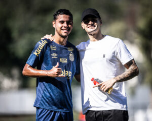 Em férias na Baixada, zagueiro Kaiky visita elenco do Santos no CT Rei Pelé