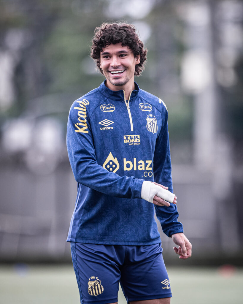 ‘Esquecido’ no Santos, Dodô é oferecido ao Grêmio, que tem dúvida física sobre o lateral