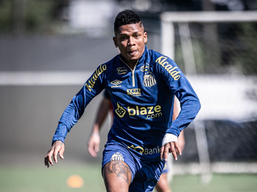 Hyan e Billy Arce são as novidades entre os relacionados do Santos contra o Coritiba