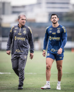 Giuliano inicia transição com a fisioterapia no gramado no Santos