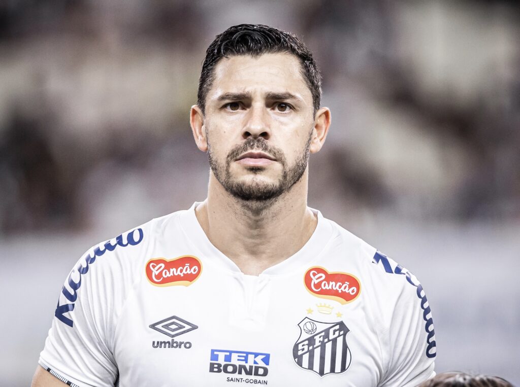 Giuliano negocia saída do Santos após a temporada 2024