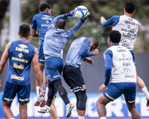 Santos treina bola parada antes de confronto contra o Goiás