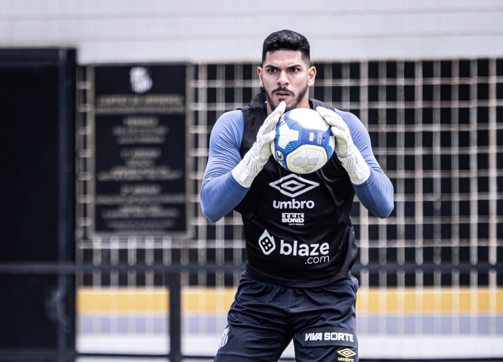 João Paulo treina no CT Rei Pelé durante as férias do elenco do Santos