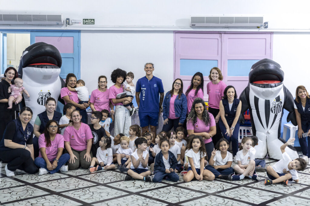 Em ação com a Revedor Store e Meninos da Vila, Santos entrega kits infantis para instituições