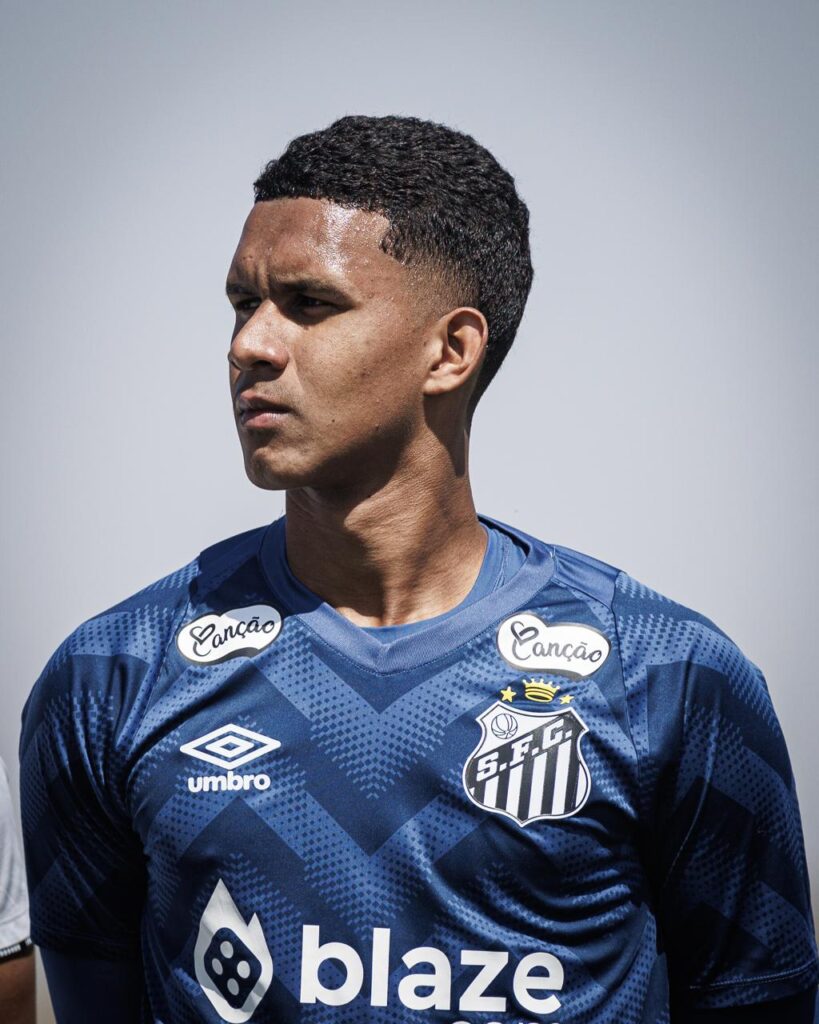 Goleiro Paulo Henrique assina primeiro contrato profissional com o Santos