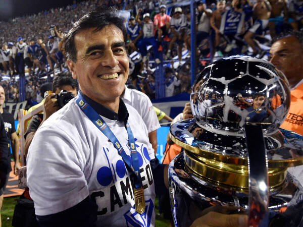 Alvo do Santos, Gustavo Quinteros é campeão com o Vélez e fala sobre o futuro